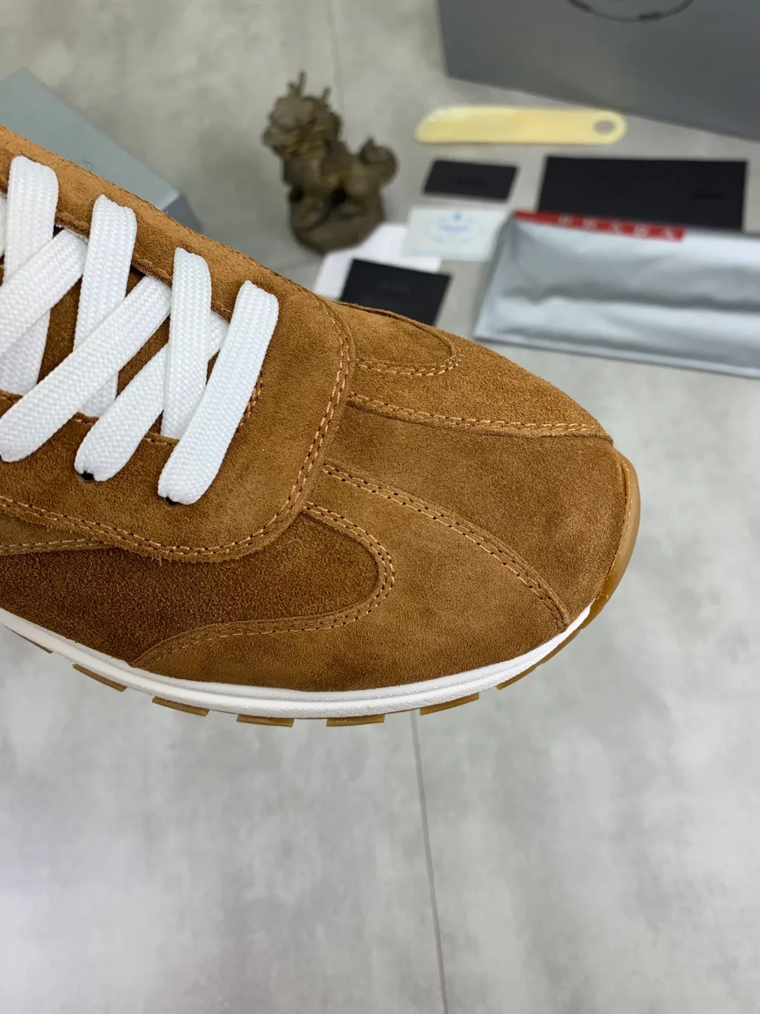 Men's Men's Shoes 💰P560 💰【New Style】 The latest model of high-quality PRADA classic men's shoes has been launched on the official website at a 1:1 replica, synchronized in Hong Kong and on the same catwalk; all made of calfskin➕imported cowhide lining, 🍡🍡original rubber outsole, non-slip and wear-resistant; comfortable on the feet, attractive style, fine workmanship, and simple and neat shoe lasts, highlighting a man's courage and toughness, 👍size 38 to 44 (45 can be customized) black White color🉑️choose